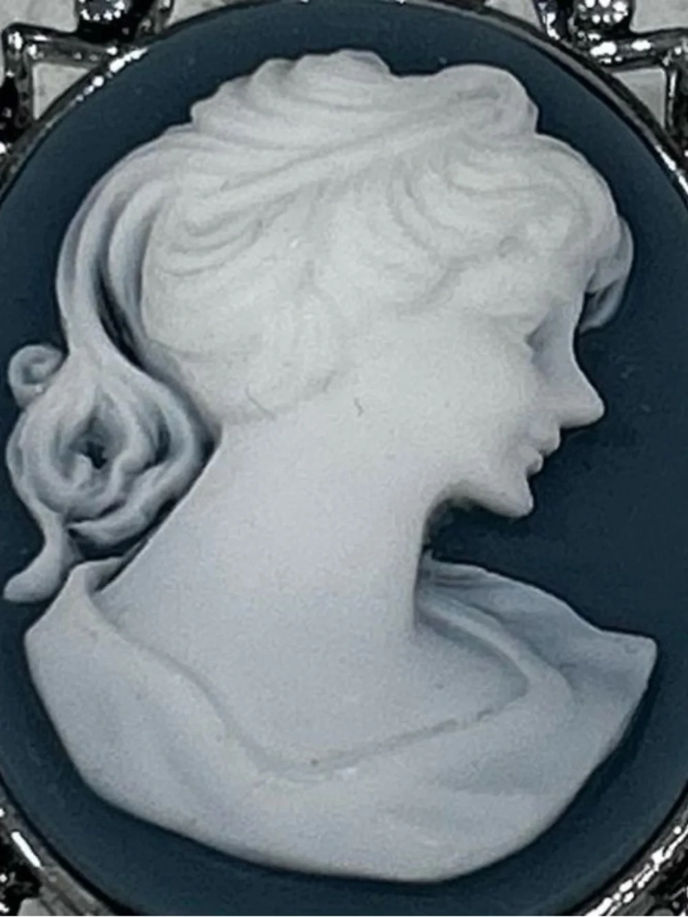 Vintage Style Cameo Brooch 2.15